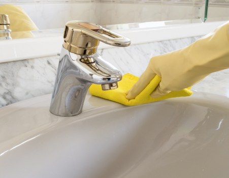Detailed move out cleaning of bathroom and floors